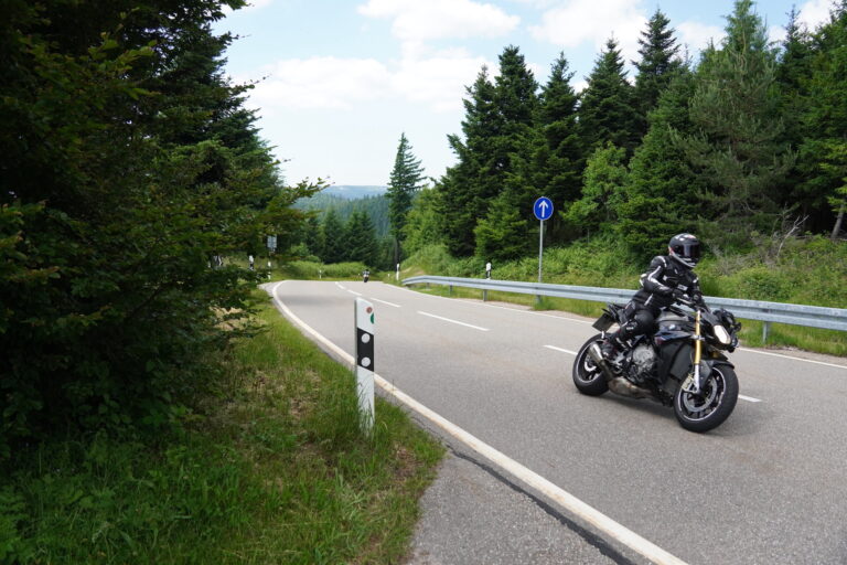 8-1-motorradfahrer-2